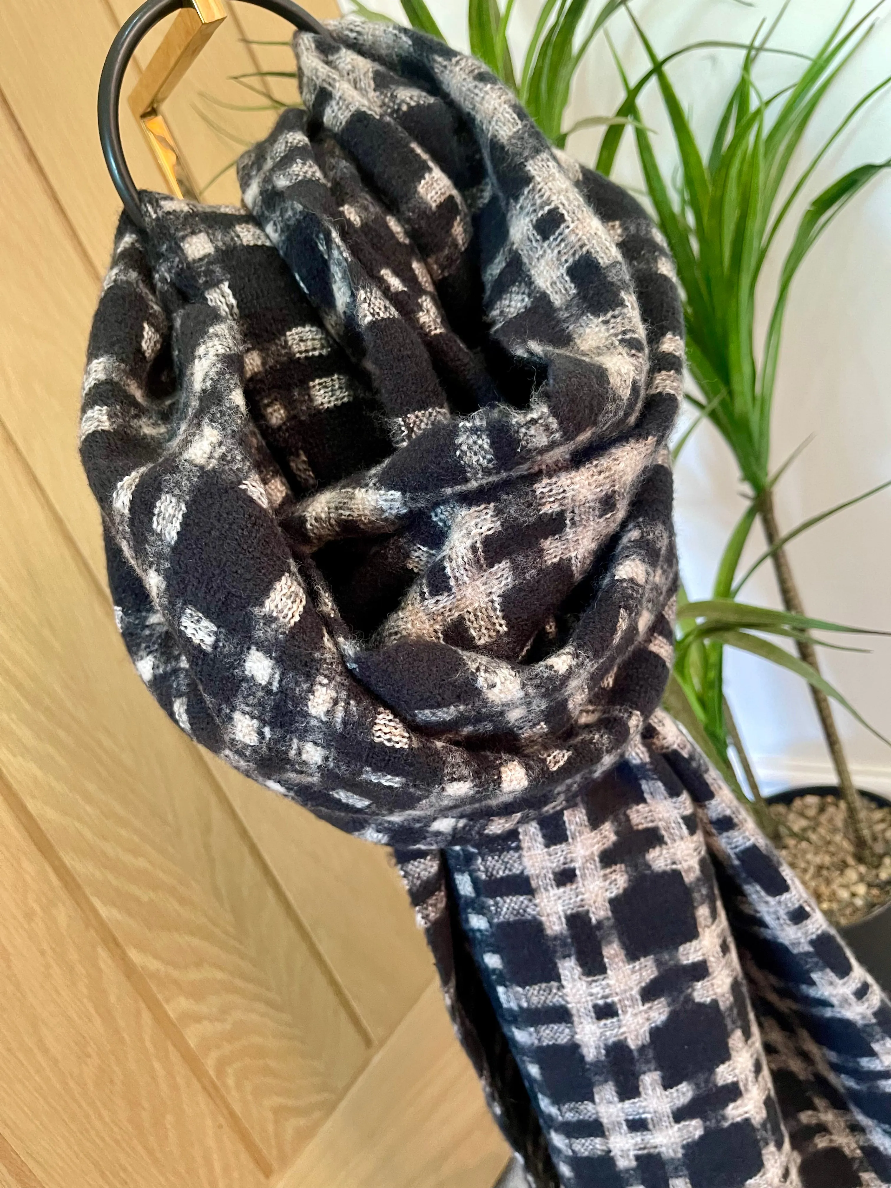 Winter Black Blanket Check Scarf